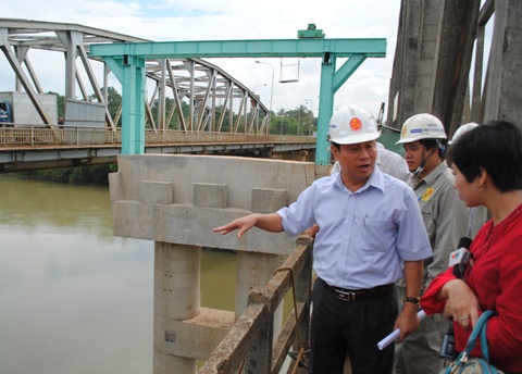 Ông Nguyễn Văn Huấn, Phó tổng giám đốc Ban QLDA đường HCM đánh giá cao kinh nghiệm đơn vi thi công cầu Sê rê púk bị kẹt bởi 2 cầu khác.