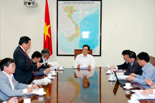 Đại diện lãnh đạo UBND tỉnh Quảng Trị báo cáo với Thủ tướng về tình hình kinh tế xã hội trên địa bàn - ảnh VGP 