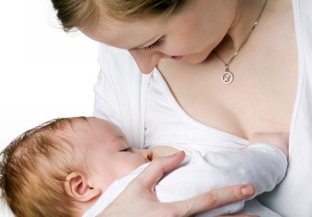 Chuyên gia y tế khuyến cáo nên cho trẻ bú mẹ hoàn toàn trong 6 tháng đầu - ảnh minh họa