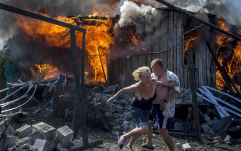 Nhà người dân Ukraine bị thiêu rụi vì bom đạn 
