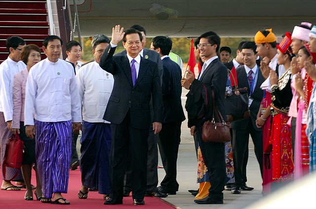 Thủ tướng Nguyễn Tấn Dũng đến Myanmar tham dự Hội nghị cấp cao ASEAN 25
