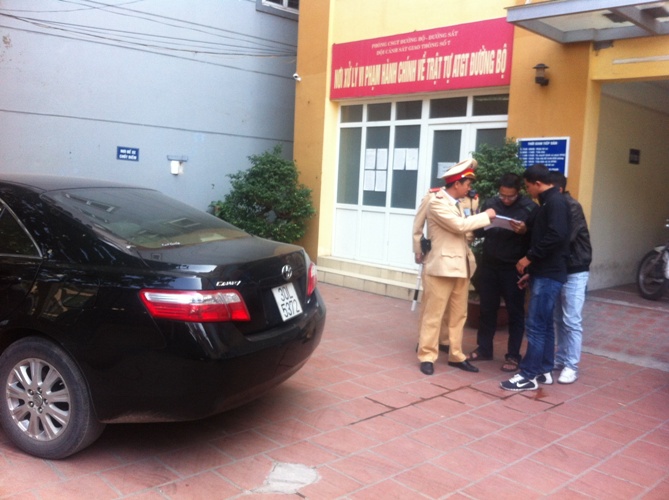 Đội cảnh sát điều tra Công an quận Thanh Xuân đang nhận hồ sơ bàn giao xe gian vi phạm tại Trụ đội CSGT số 7