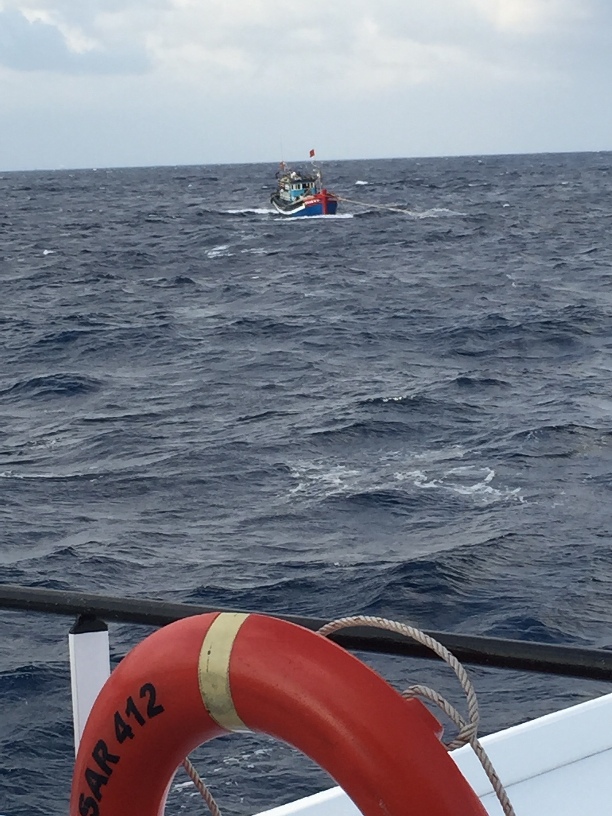 Tàu SAR 412 của Trung tâm tìm kiếm cứu nạn Hàng hải VN tiếp cận tàu của ngư dân gặp nạn tại khu vực quần đảo Hoàng Sa