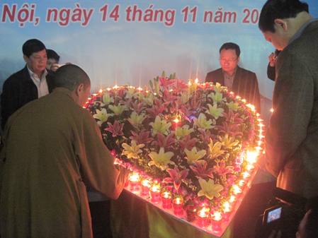 Ông Khuất Việt Hùng, Phó Chủ tịch chuyên trách Ủy ban ATGT Quốc gia cùng các đại biểu tham dự buổi lễ