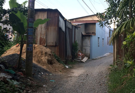 Nhiều căn hộ vi phạm hành lang ATGT đường sắt tại đoạn giao cắt đường Nguyễn Thành Đồng, phường Thống Nhất, TP Biên Hòa chưa được giải tỏa