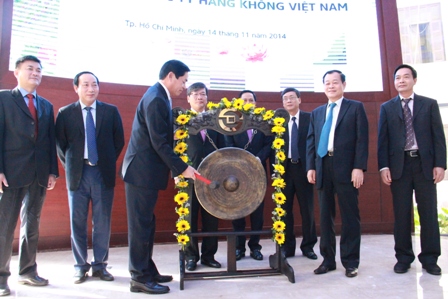 Chủ tịch HĐTV Vietnam Airlines Phạm Viết Thanh đánh chiêng khai mạc phiên đấu giá