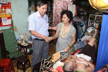 Bà Lê Thị Thông đã rất vất vã nuôi con bị TNGT 16 năm nằm liệt giường