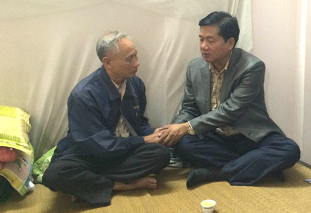 Ngay sau khi vụ tai nạn xảy ra, Bộ trưởng Đinh La Thăng đã đến thăm hỏi gia đình nạn nhân Nguyễn Như Ngọc Ảnh: Thanh Bình