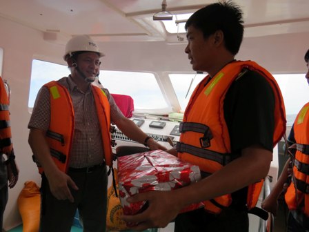 Ông Nguyễn Nhật tặng quà, động viên tàu Bộ đội biên phòng Khánh Hòa tham gia tìm kiếm cứu nạn