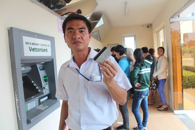 Nhiều công nhân lao đao vì cầm cố thẻ lương ATM. Ảnh minh họa, chụp tại KCN Biên Hòa 1. 