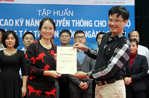 Nhà báo Phan Lợi trao chứng chỉ cho học viên Bùi Thị Phương Thủy, chị Thủy chia sẻ 