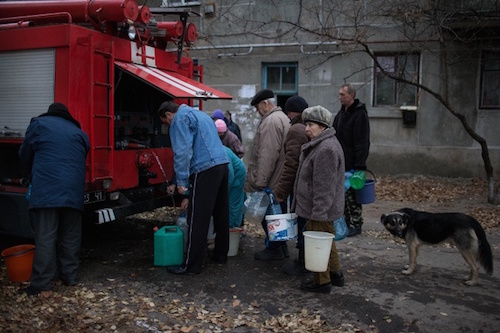 Người dân Luhansk xếp hàng lấy nước vào xô từ vòi nước của một chiếc xe cứu hoả. Theo LHQ, hơn 4.000 thiệt mạng và hàng trăm nghìn người đã phải rời bỏ nhà cửa để tránh các cuộc đụng độ giữa quân chính phủ và phe ly khai ở miền Đông Ukraine.