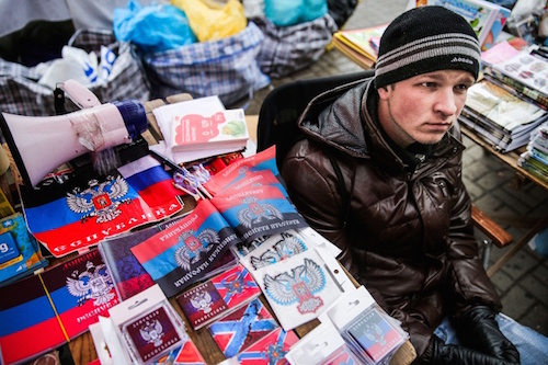 Một người đàn ông bán cờ và phù hiệu của Cộng hoà nhân dân Donetsk tự xưng