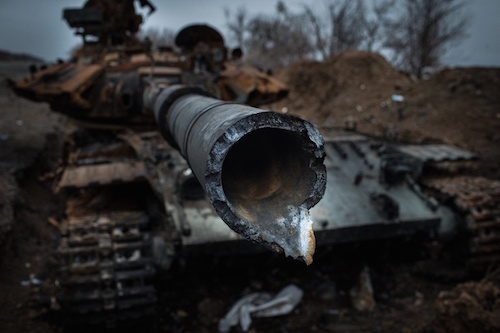 Xe tăng quân chính phủ Ukraine bị phá huỷ bên ngoài làng Metallist, Donetsk