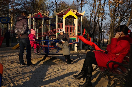 Trẻ em được cha mẹ canh chừng tại các điểm vui chơi. Trước đó, ngày 5/11, KievKiev tuyên bố huỷ các khoản thanh toán xã hội cho Donetsk và Luhansk