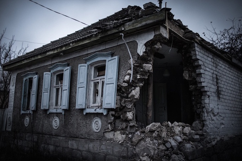 Theo báo cáo của OSCEOSCE, riêng tại Luhansk, có tới hơn 2.400 ngôi nhà cần phải tu sửa sau các trận giao tranh 