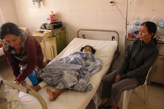 Bà Trương Thị Cảnh bị heo rừng cắn đang phải nằm viện điều trị