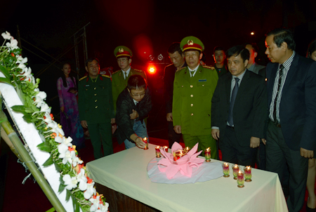 Các đại biểu thắp nến tưởng niệm các nạn nhân tử vong vì TNGT năm 2014