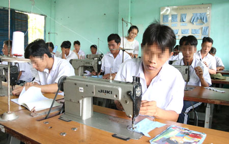 Dạy nghề cho các đối tượng cai nghiện tại Trung tâm Giáo dục dạy nghề và giải quyết việc làm Nhị Xuân (huyện Hóc Môn, TP HCM)