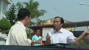 Một cảnh ông Phan văng tục với phóng viên được cắt từ clip. Ảnh: Vietnamnet