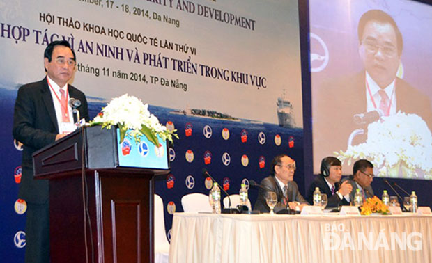 Chủ tịch UBND thành phố Đà Nẵng Văn Hữu Chiến phát biểu tại hội thảo.