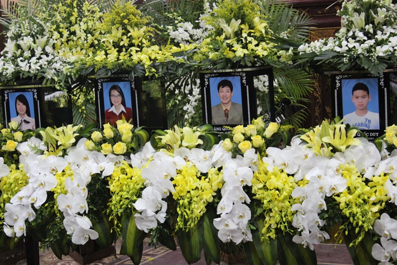 Nhìn di ảnh của 4 người trong gia đình chị Minh đặt cạnh nhau trong lễ tang, không ai không khỏi nghẹn ngào, xót xa