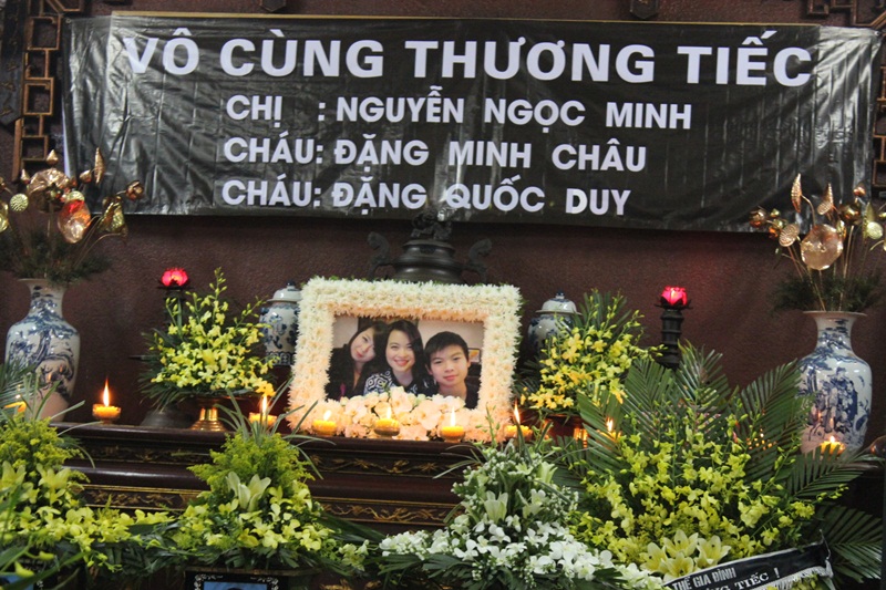 Tang lễ của 3 mẹ con người Việt tử nạn trên chuyến bay MH17 được tổ chức vào sáng nay (17/11).