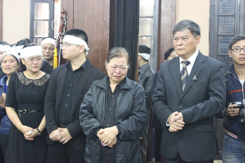 Bà Quản Thị Phong (mẹ chị Minh) liên tục bật khóc trong suốt lễ tang.