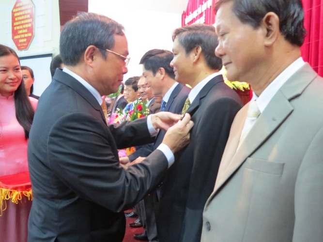 ông Nguyễn Văn Cao chủ tịch UBND tỉnh Thừa Thiên Huế trao tặng kỷ niệm chương cho Nhà giáo Ưu tú của ĐH Huế
