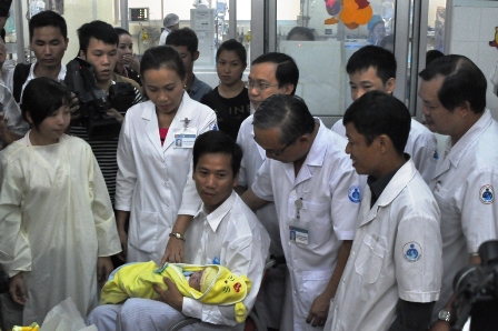 Bé trai xuất viện trong sự quyến luyến của các bác sĩ đã tận tình cứu chữa cho bé