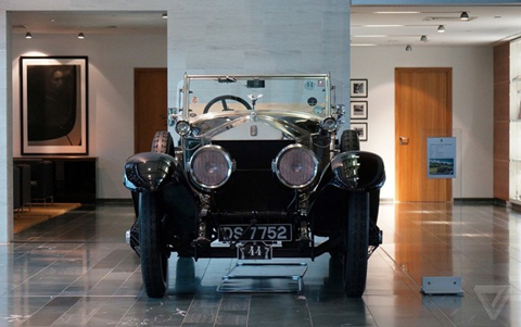 Chiếc Rolls-Royce Silver Ghost Piccadilly Roadster này được sản xuất từ năm 1923 và hiện vẫn hoạt động tốt. Chiếc xe được trưng bày ngay cạnh quầy lễ tân của nhà máy Rolls-Royce, như một minh chứng cho chất lượng và sự bền bỉ của các sản phẩm mang thương hiệu xe sang hàng đầu thế giới này. 