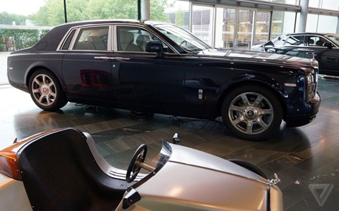 Phòng truyền thống của Rolls-Royce trưng bày nhiều mẫu xe đình đám gắn với thương hiệu, trong đó có mẫu Phantom.