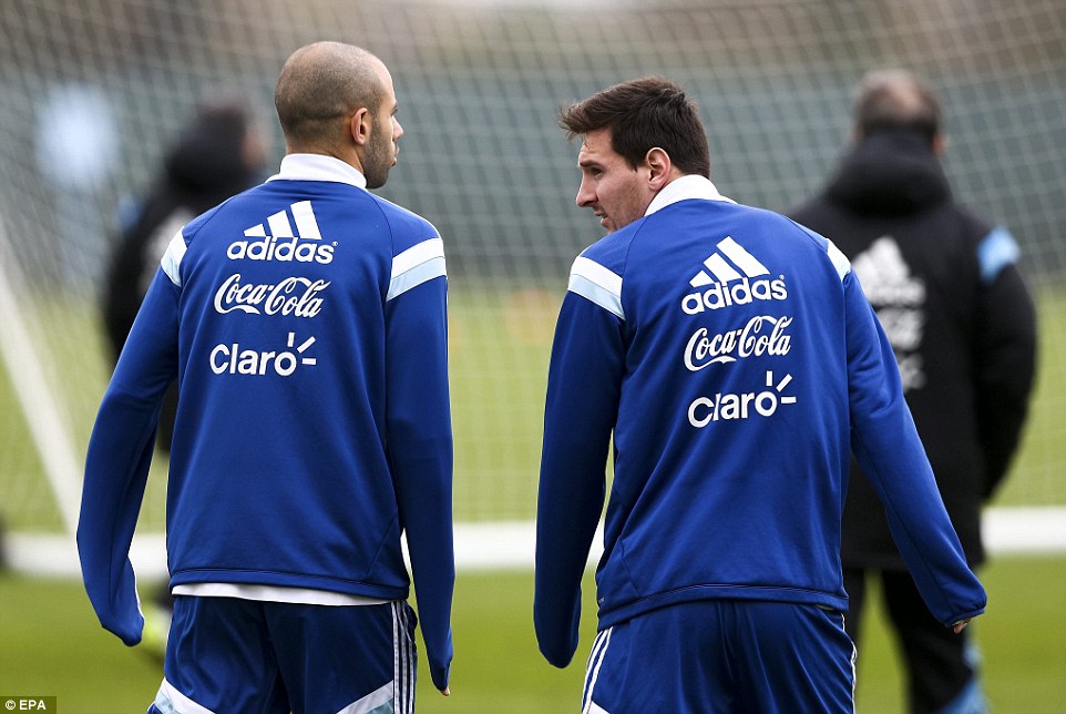 Messi và Mascherano cùng rời Barca về hội quân cho Argentina
