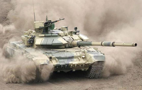 T-90 được đưa vào sử dụng trong quân đội Nga với số lượng hạn chế từ năm 1993. Tuy nhiên, ngay khi đưa vào sử dụng T-90 đã cho thấy sức mạnh vượt trội của nó và quân đội Nga đã đẩy nhanh tốc độ sản xuất. Đến nay, gần 1.700 chiếc được sản xuất. 