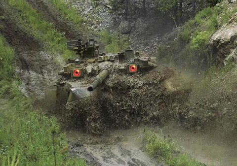  Trông T-90 như một con quái thú dũng mãnh trên chiến trường với 2 đèn hồng ngoại như đôi mắt rực lửa.