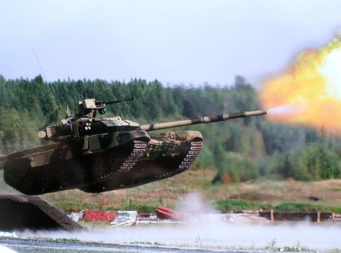 Hệ thống vũ khí trên T-90 có thể tiêu diệt mục tiêu trong phạm vi đến 5.000 mét. Chính vì điều đó, T-90 được mệnh danh là 