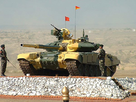 Không lâu sau khi đưa vào sử dụng trong quân đội Nga, T-90 nhanh chóng trở thành mặt hàng xuất khẩu bán chạy nhất của Nga. Tính năng kỹ chiến thuật của T-90 đã thuyết phục Ấn Độ mua giấy phép để sản xuất loại xe tăng này trong nước với tên gọi T-90 Bhisma. 