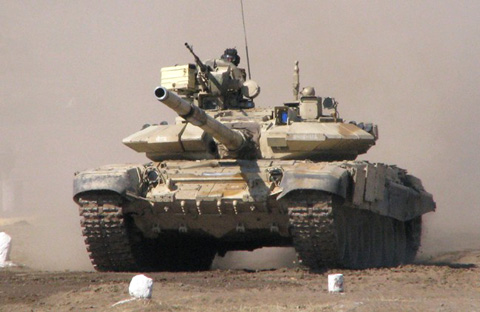 T-90 có động cơ diesel đa nhiên liệu V-84MS 840 mã lực (618 kW) 4 thì V-12 piston, có thể chạy bằng nhiên liệu T-2, TS-1 kerosene và A-72 benzine.