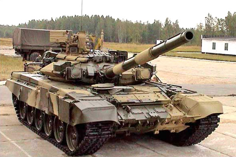 Đồng thời trục lăn của T-90 rộng hơn T-72B nên nó chịu tải lớn hơn, và vòng sắt của T-90 có thể là loại xích hỗn hợp sắt - cao su hoặc xích sắt có khớp nối đều được.