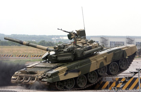Mặc dù theo quan sát của các nước phương Tây, T-90 là một mẫu xe tăng hoàn toàn mới, thật ra nó là bản nâng cấp của xe tăng T-72 và được trang bị một số thiết bị của T-80.