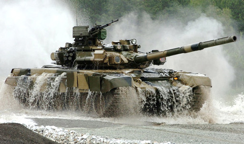 Có ít nhất 3 biến thể khác nhau của T-90. Người Nga xác nhận sự tồn tại của một mẫu dành cho xuất khẩu vào tháng 6/1996 với các trang bị và động cơ đã bị biến đổi, và người Nga cũng đã chuẩn bị sản xuất hai kiểu T-90S và biến thể xe chỉ huy T-90SK.
