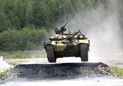 Tuy nhiên, ngoài việc chỉ dùng cho xuất khẩu, Bộ Quốc phòng Nga không quan tâm đến loại T-90 này bởi họ đang có chương trình phát triển xe tăng Armata (T-99) hoàn toàn mới với các tính năng dựa nhiều trên mẫu thử nghiệm T-95 cùng hệ thống kéo đa chức năng có thể lắp ráp tùy theo yêu cầu sử dụng.