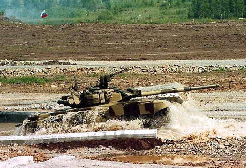 Có thể nói T-90 là nỗ lực lớn nhằm cải thiện các tính năng của dòng T-72 sao cho vượt tầm của T-80, song về tính cơ động cho đến nay dòng T-80 vẫn hơn.