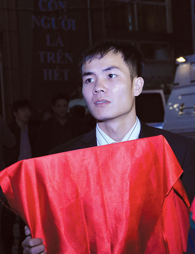 Anh Phạm Công Trình với di ảnh vợ sắp cưới đã mất trong vụ tai nạn xe khách giường nằm ở Lào CaiẢnh: K.Linh