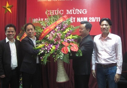 Tổng Biên tập Nguyễn Bá Kiên tặng hoa và chúc mừng các thầy cô giáo Trường Đại học Công nghệ GTVT