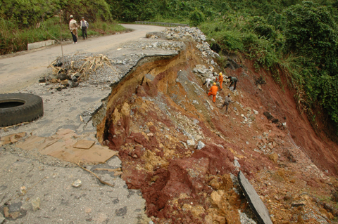 Một đoạn đường Hồ Chí Minh qua tỉnh Quảng Nam bị sạt lở nặng trong mùa mưa lũ.