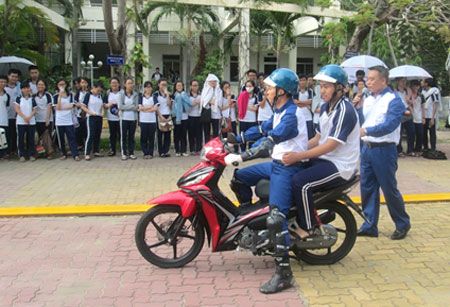 Honda tập huấn kỹ năng lái xe mô tô cho học sinh