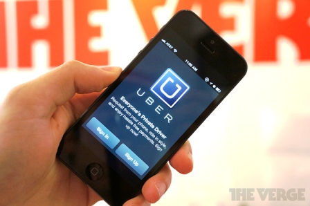 Chỉ cần cài đặt phần mềm Uber trên điện thoại Smartphone để kết nối giữa người cần di chuyển và lái xe có nhu cầu cho đi nhờ. 