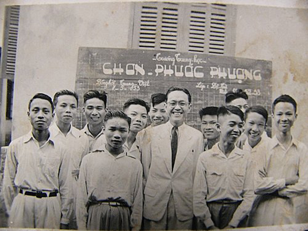 Thầy và trò trường trung học Chơn Phước Phượng (Đồng Hới, QuảngBình) tươi cười chụp ảnh kỷ niệm cùng nhau năm 1953