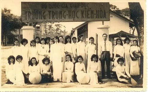 Những nữ sinh chụp ảnh kỷ niệm cùng thầy giáo của trường trung học Kiến Hòa - Bến Tre